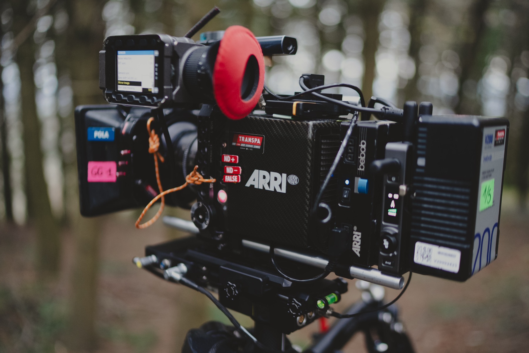 Caméra ARRI équipée, prête à tourner en extérieur