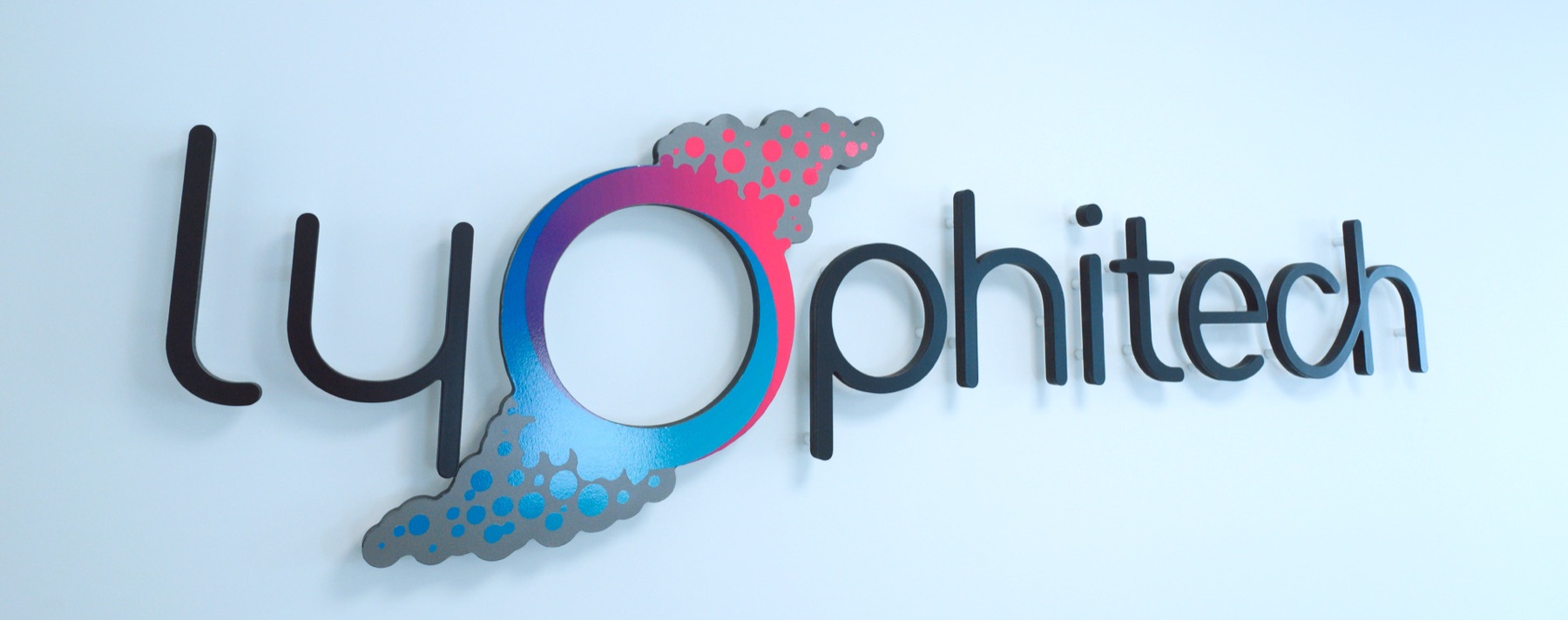 Le logo Lyophitech filmé en gros plan