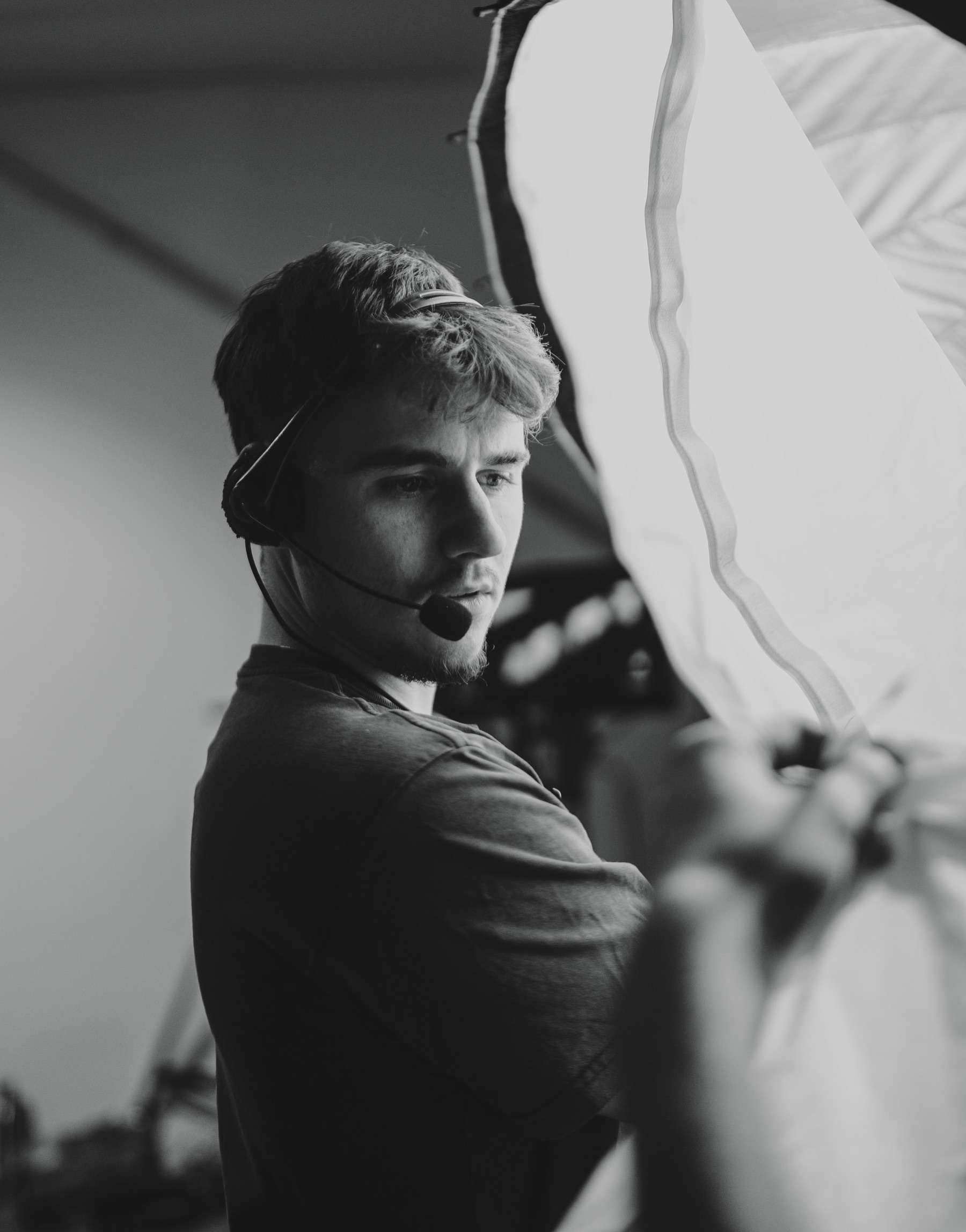 Un membre de l'équipe au casque, sur le plateau, en noir et blanc