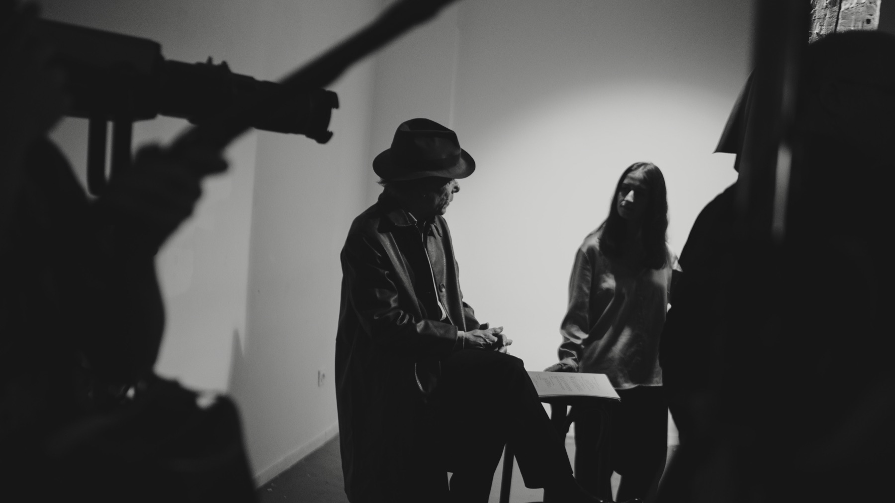 Deux comédiens à contre-jour derrière la caméra, en noir et blanc