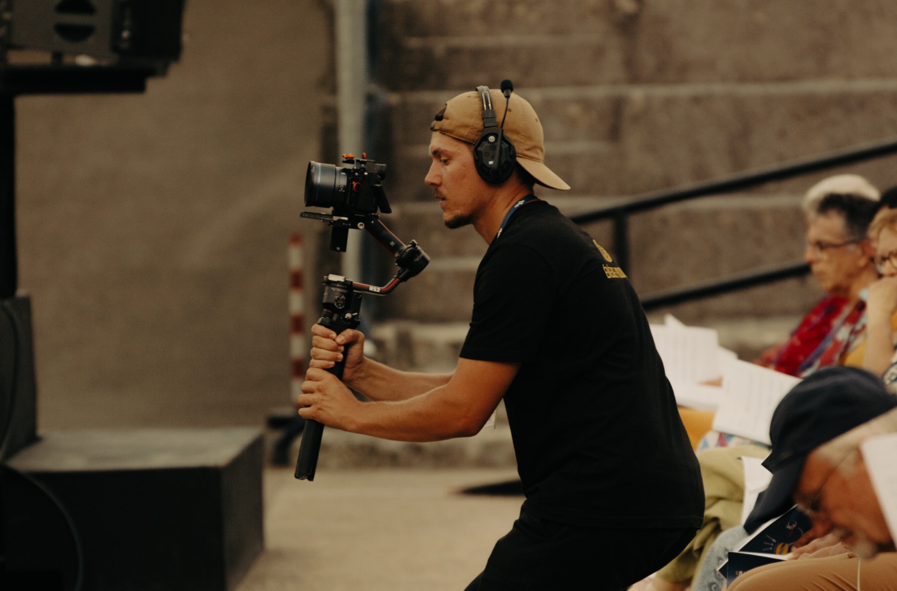 Un cadreur au steadicam suit la scène pendant le festival