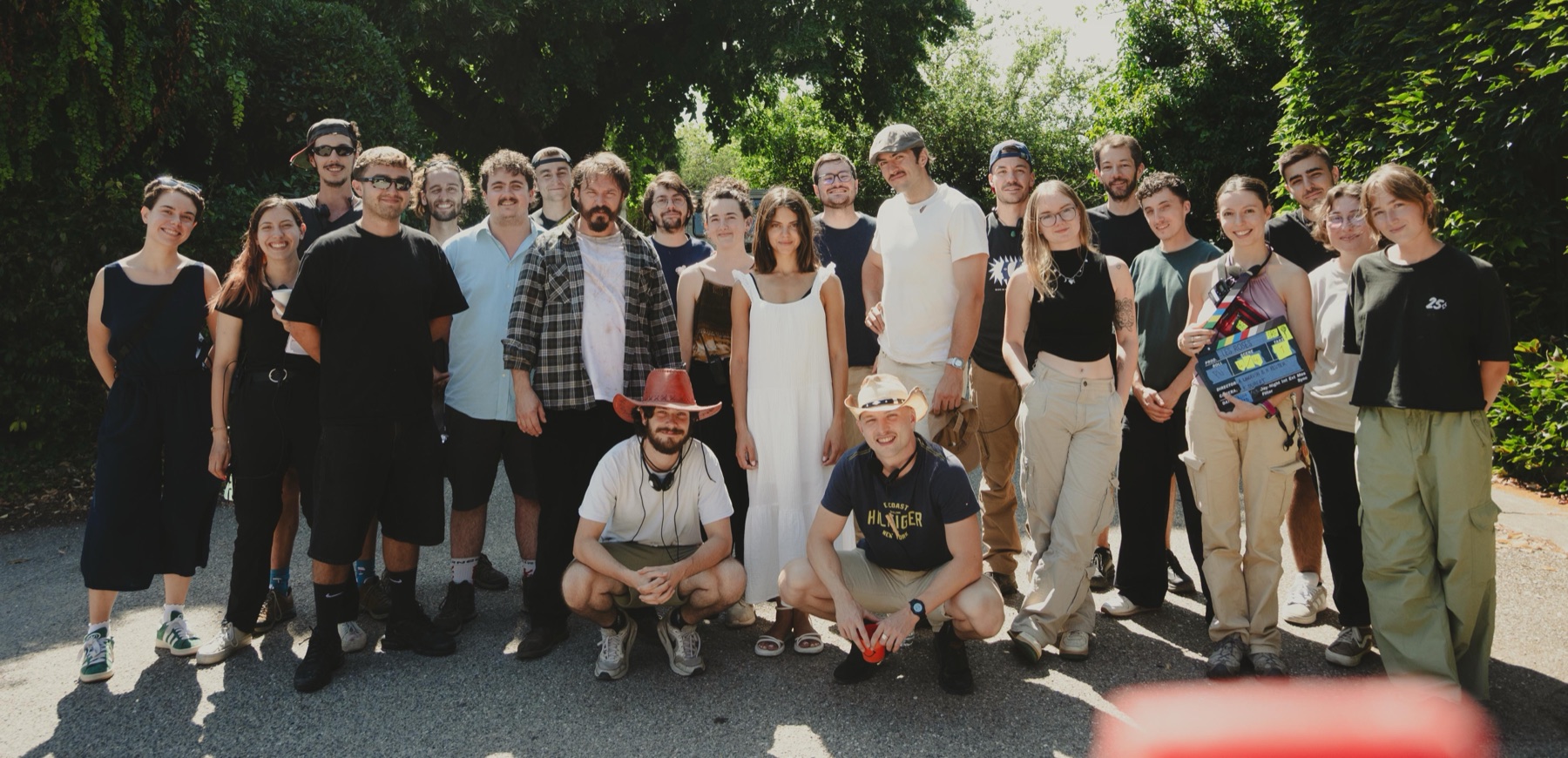 L'équipe du film au complet, photo de groupe sur le lieu de tournage