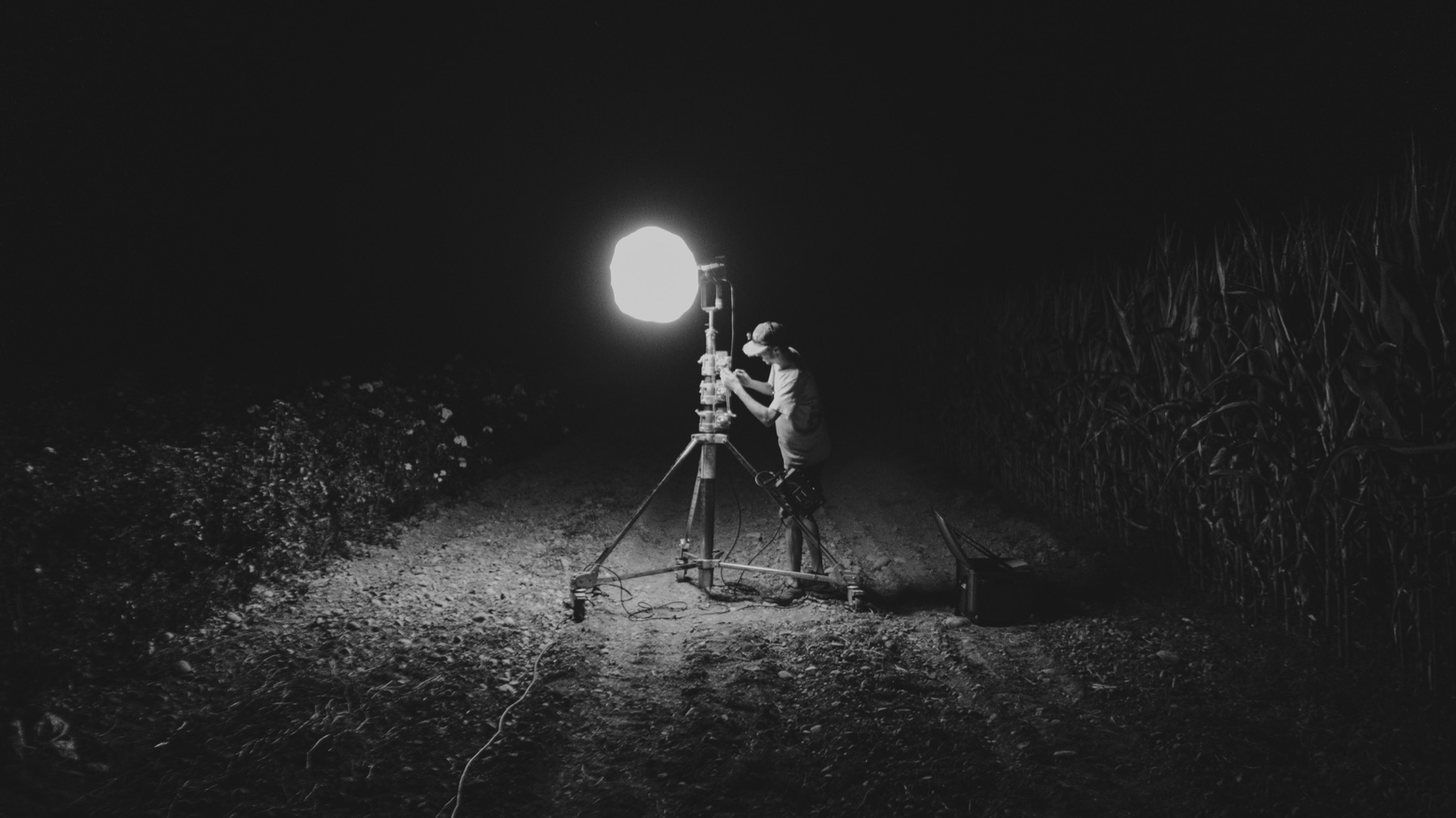 Tournage de nuit éclairé par un ballon lumineux au milieu des champs
