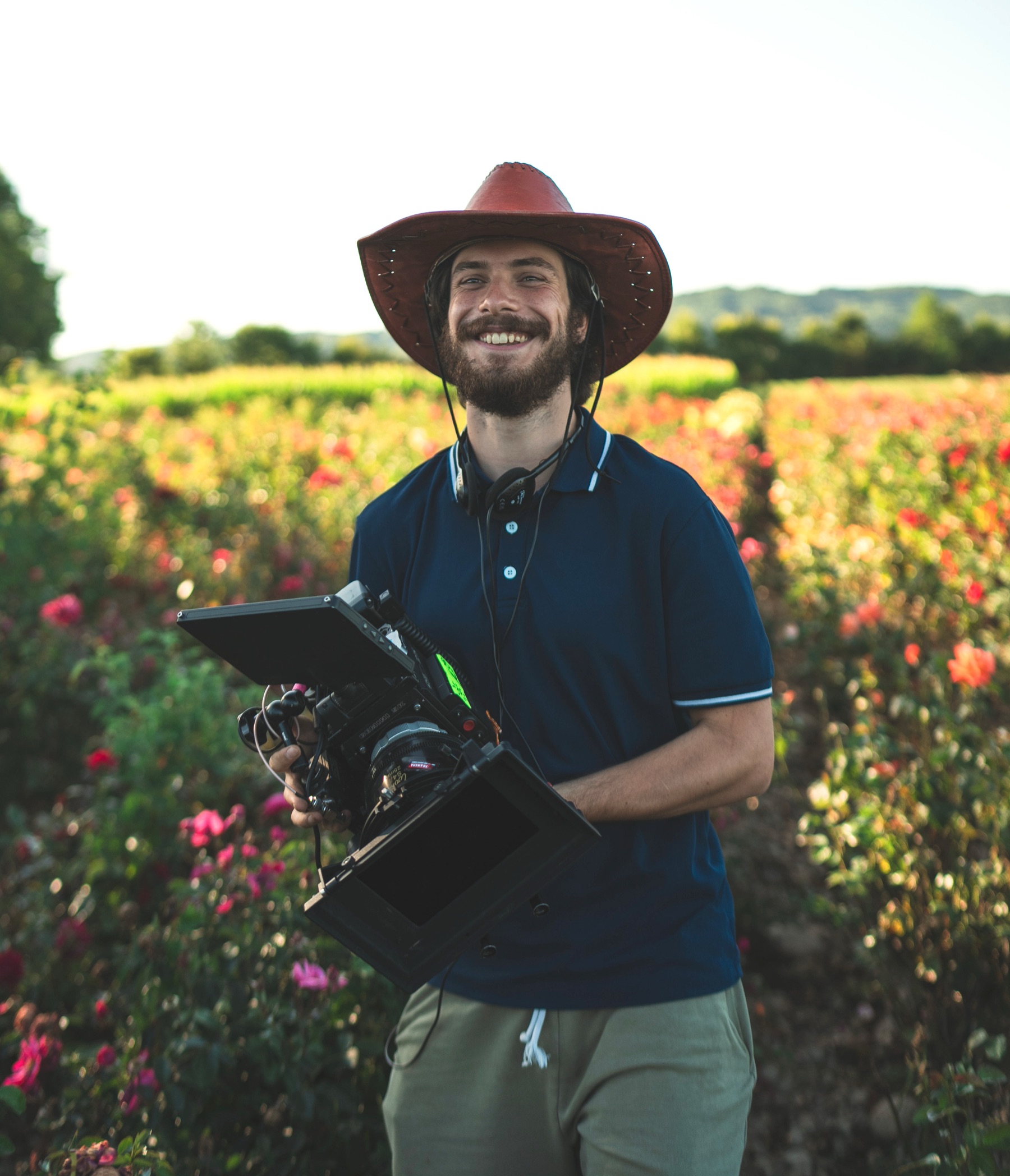 Un technicien porte la caméra entre les rosiers