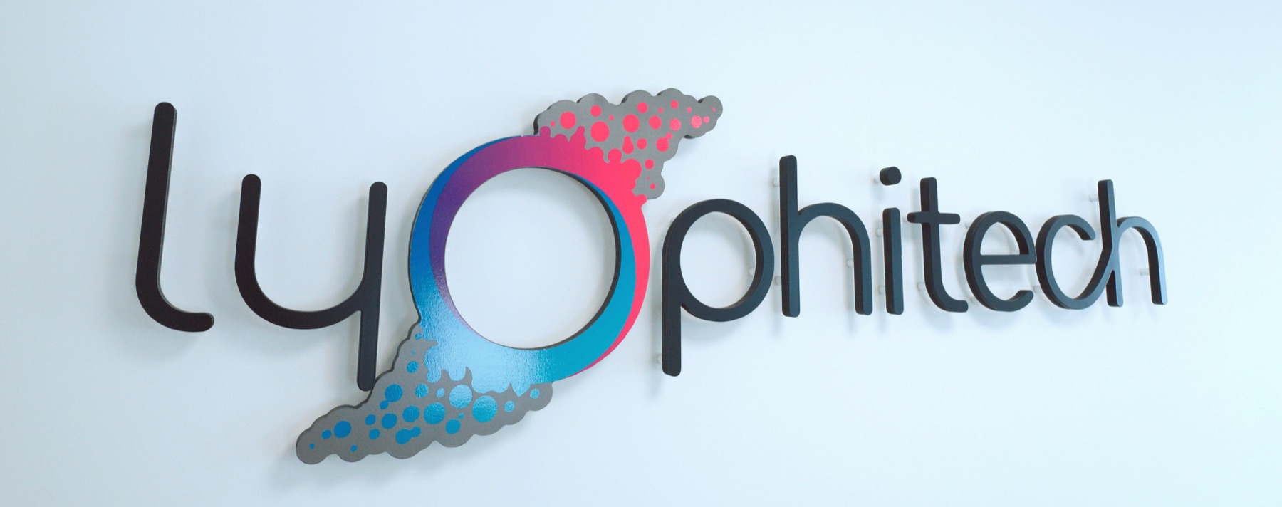 Le logo Lyophitech dans les locaux de l'entreprise