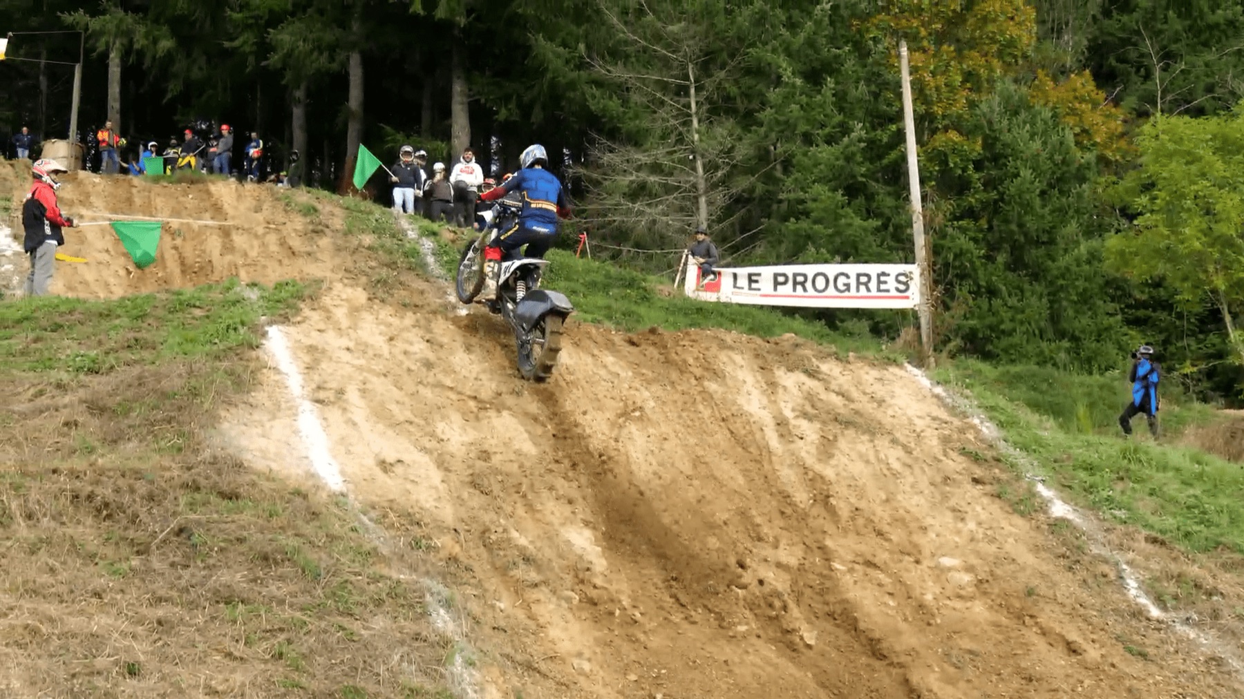 Un coureur à l'attaque de la pente