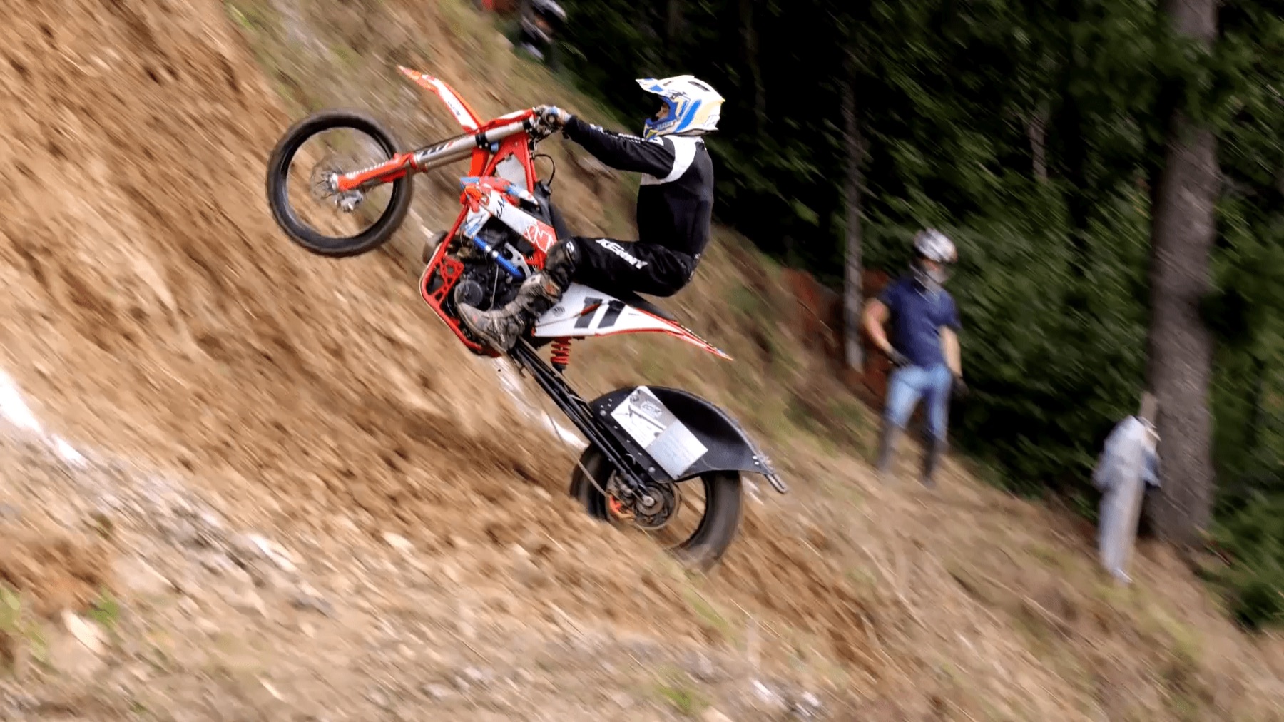 Moto en pleine ascension de la Montée Impossible