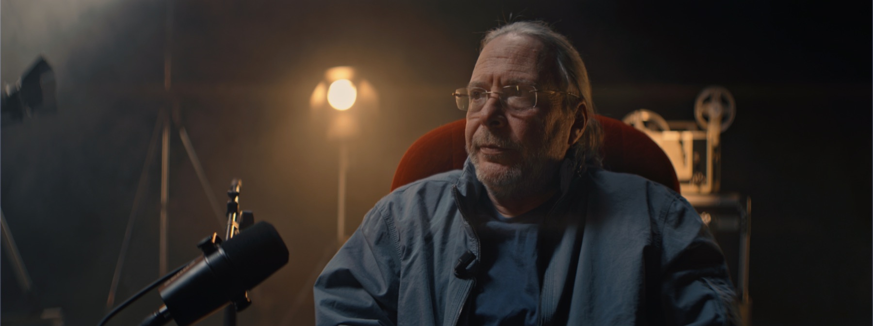 Un invité en interview sur le plateau, éclairé à la lampe de cinéma