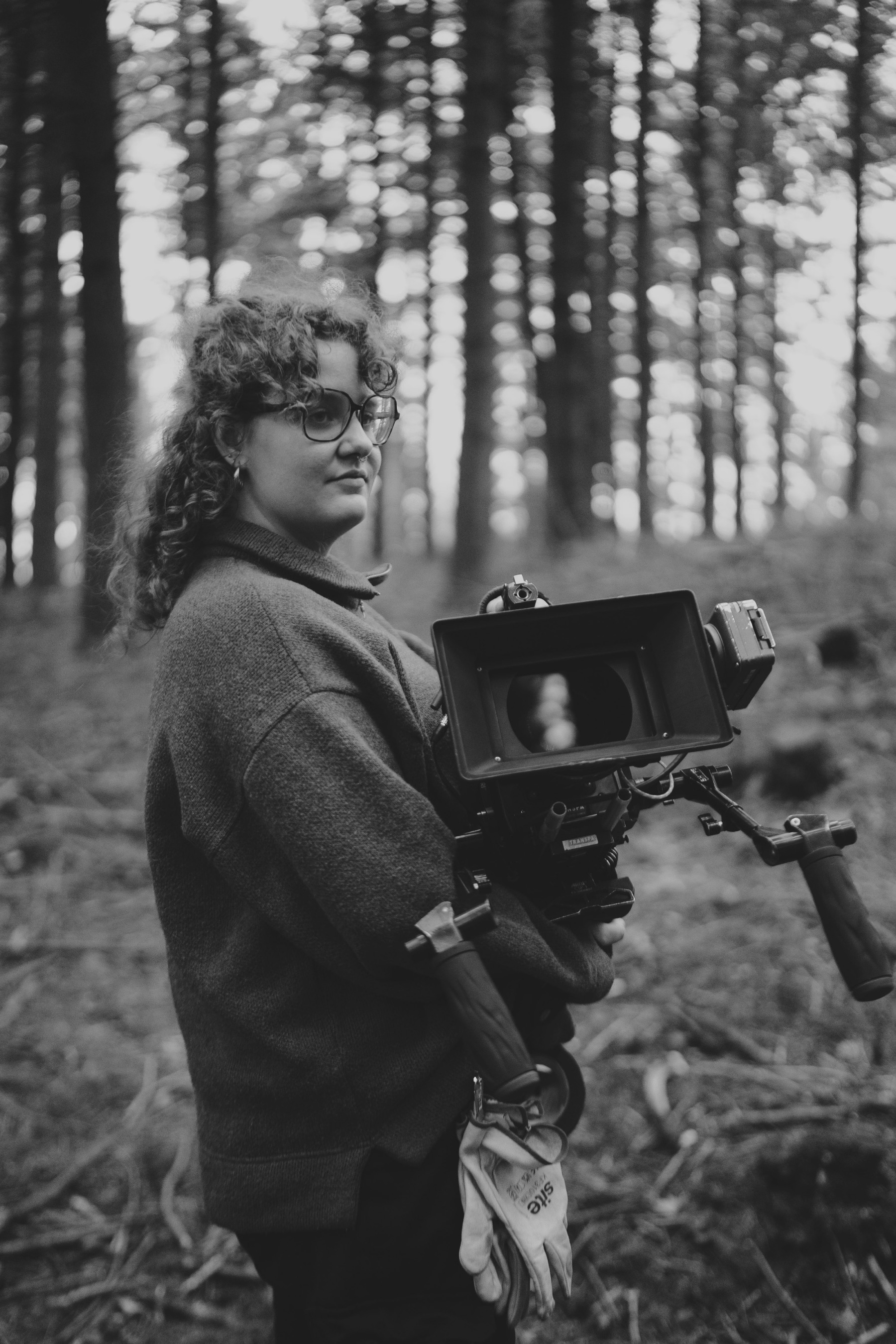 Une cadreuse au steadicam dans les bois, en noir et blanc