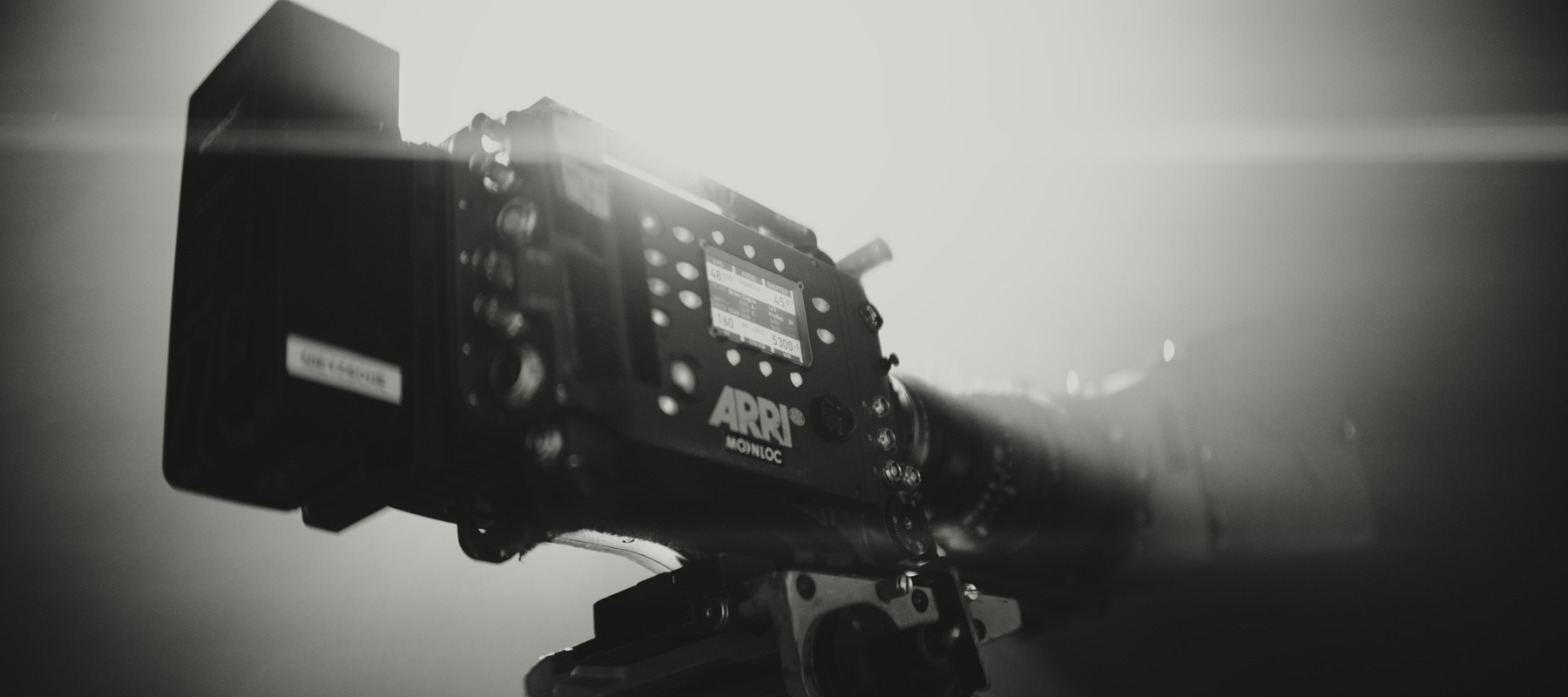 Une caméra ARRI sur le plateau, dans la fumée