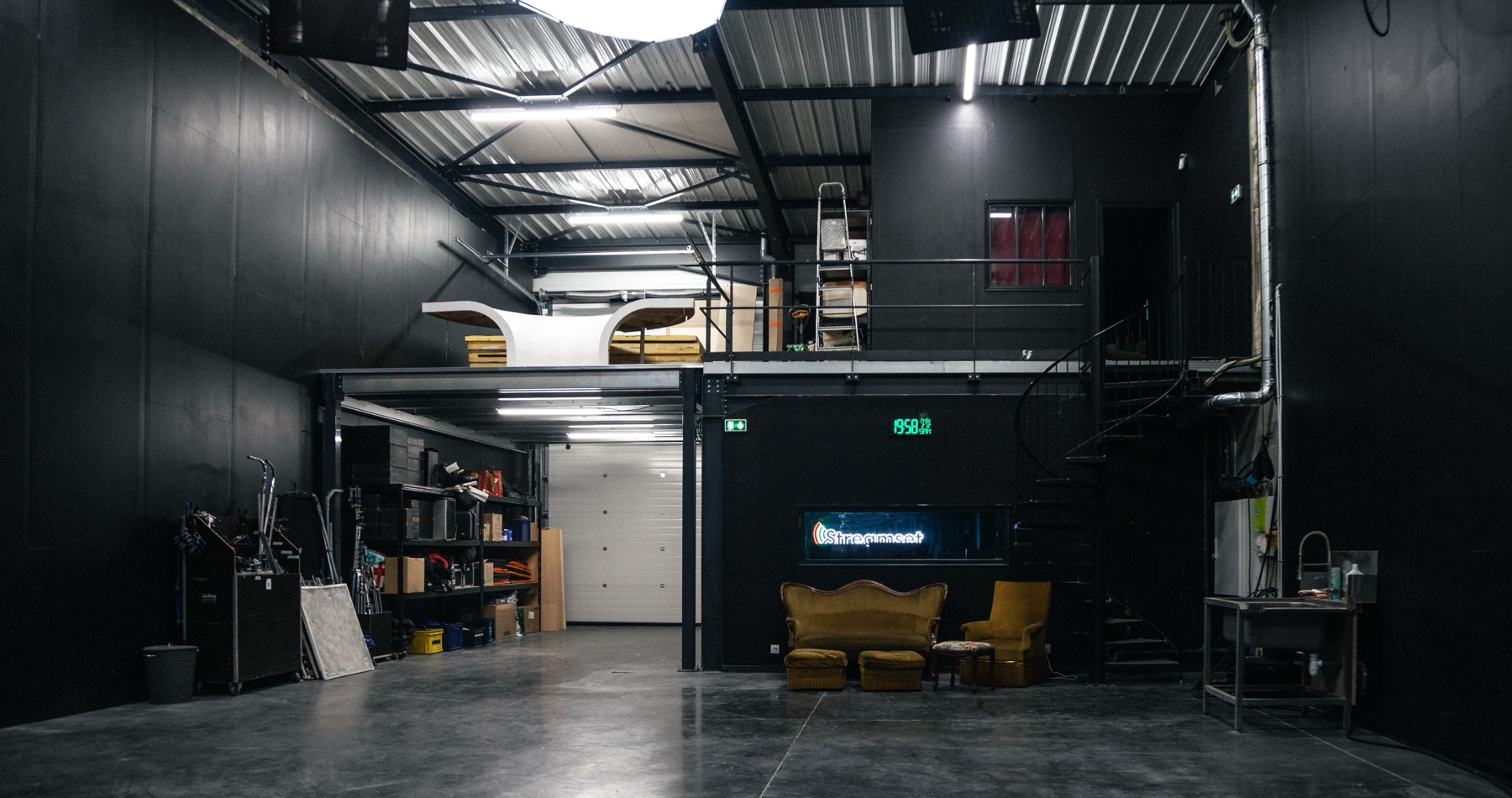L'espace de vie du studio Streamset et sa mezzanine