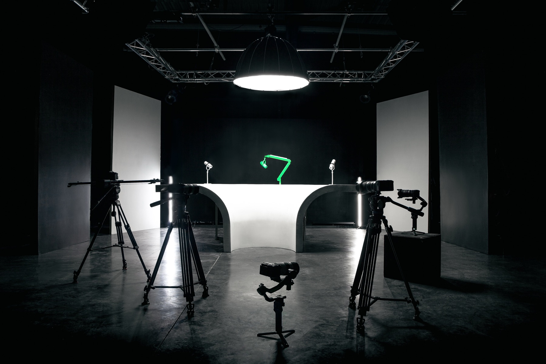 Le plateau de 135 m² du studio Streamset, éclairé pour un tournage