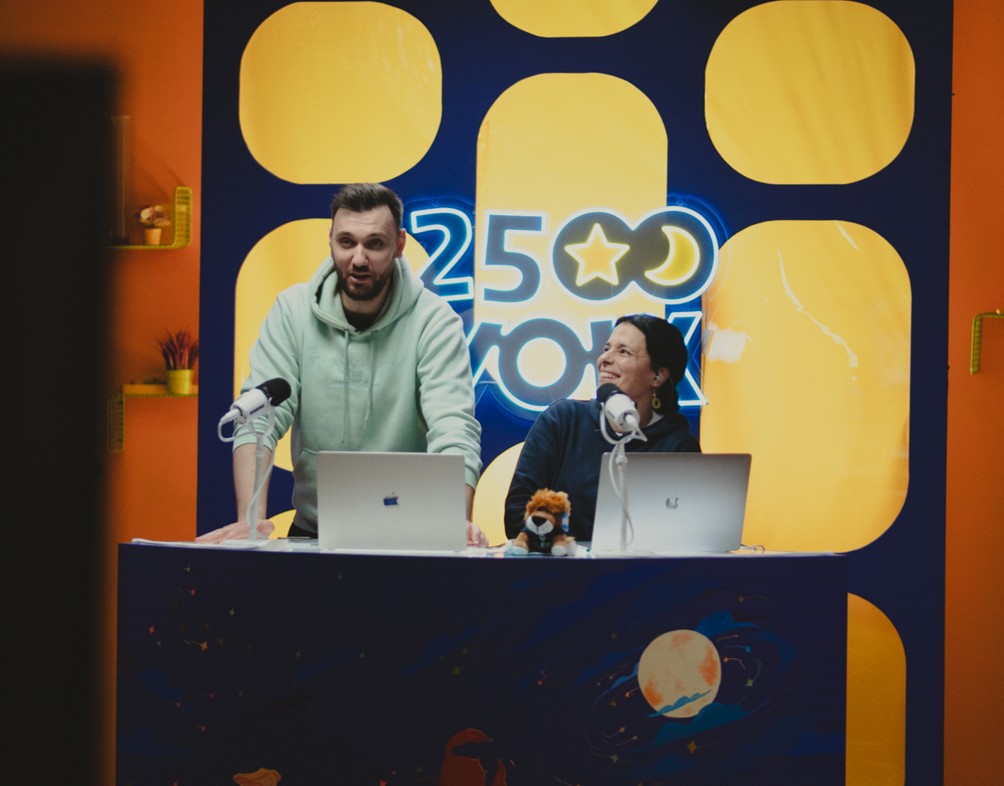 Un plateau de podcast installé au studio