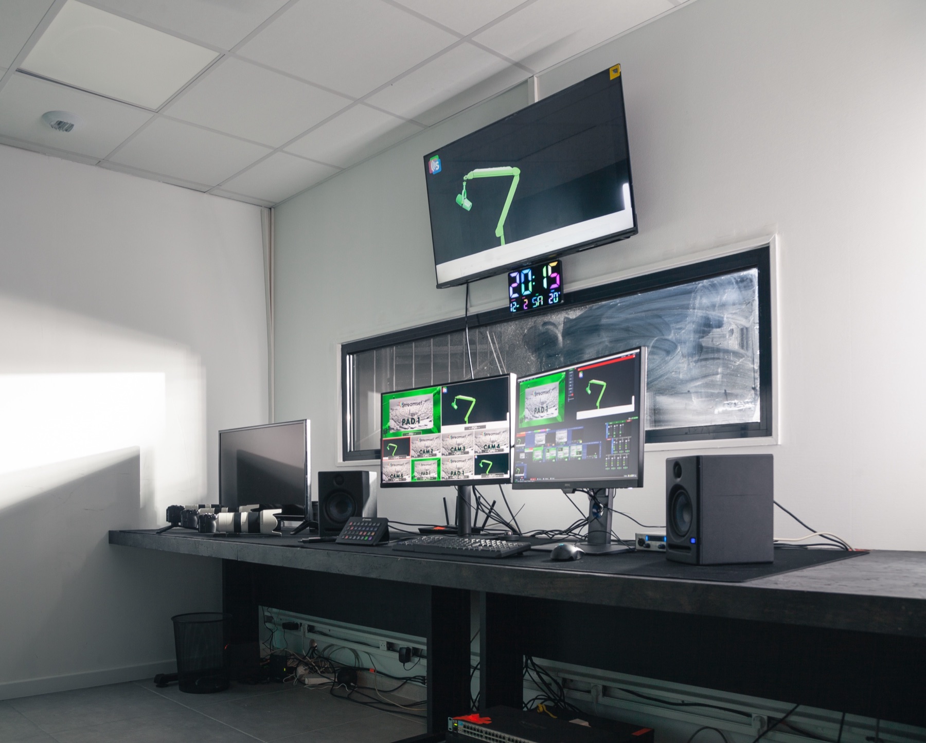 La régie live du studio Streamset et ses écrans de contrôle